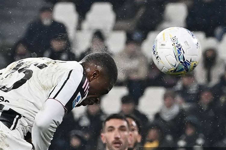 Pierre Kalulu menyundul bola dan mencetak gol kedua timnya dalam pertandingan sepak bola Serie A Liga Italia Juventus vs Lazio di stadion Allianz di Turin pada 8 Februari 2026. (Foto oleh Isabella BONOTTO / AFP)