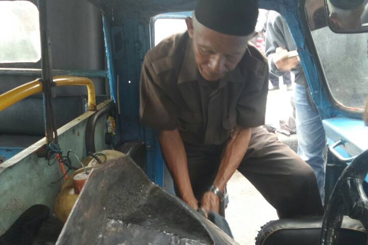 Sejumlah sopir bemo membongkar bemo milik mereka saat razia yang dilakukan petugas Suku Dinas Perhubungan Jakarta Selatan di kawasan Stasiun Manggarai, Jakarta Selatan, Jumat (16/6/2017)