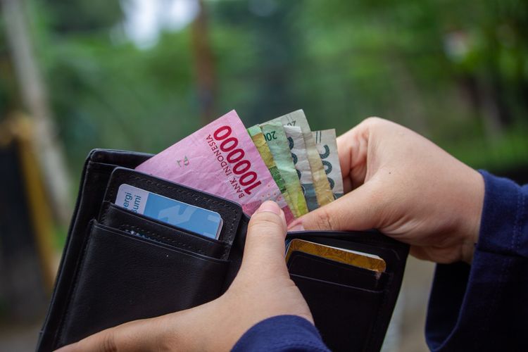 Ilustrasi uang tunai di dompet. Cek lagi besaran upah minimum 35 kabupaten/kota di Provinsi Jawa Tengah Tahun 2022.