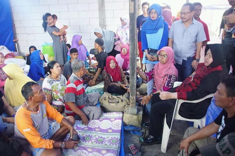 Wali Kota Surabaya, Tri Rismaharini, saat menemui para korban yang rumahnya hangus dilalap api di posko pengungsian di Bulak Rukem, Surabaya, Sabtu (13/4/2019).