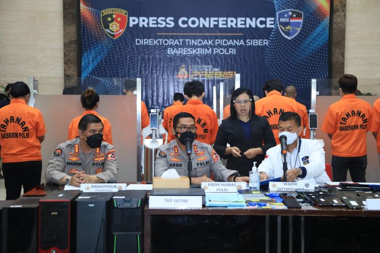 Konferensi pers Bareskrim Polri soal kasus akses ilegal dan perjudian, Rabu (13/10/2021).