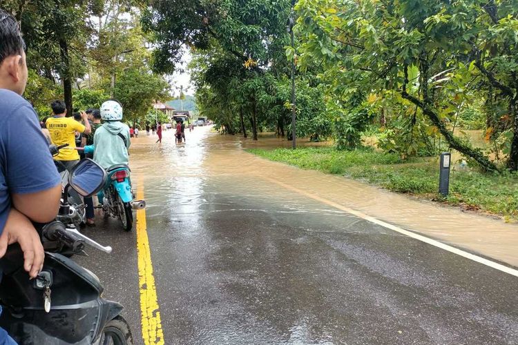 Akses jalan nasional Padang-Bengkulu putus akibat banjir di Tarusan, Pesisir Selatan, Rabu (23/11/2022)