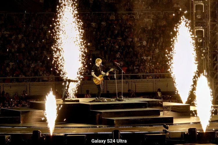 Kamera zoom 10x mampu mengabadikan suasana panggung spektakuler Ed Sheeran dengan efek api. Hasil fotonya fokus, tajam, dan jernih.
