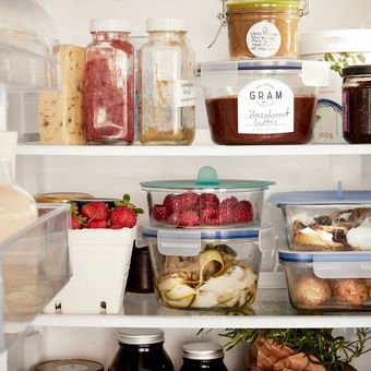Menyimpan makanan dengan tepat di kulkas bisa menjadi cara untuk mengurangi sampah