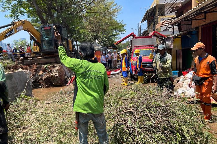 Distamhut dan Disgulkarmat membantu penyedotan luapan air akibat kebocoran pipa PAM Jaya di kawasan Petamburan, Jakarta Pusat, Jumat (22/9/2023). (Sumber: Dok Istimewa)