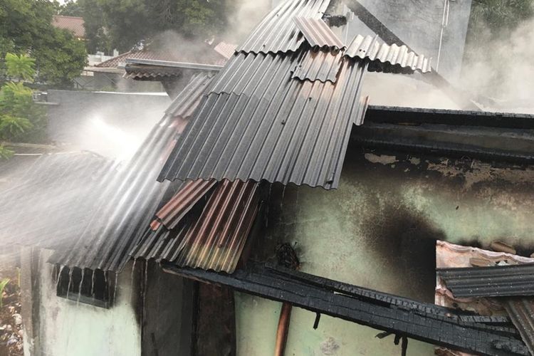 Rumah dua lantai di Jalan H. Sabenih, Kelurahan Kalisari, Kecamatan Pasar Rebo, Jakarta Timur, terbakar, diduga korsleting listrik, Kamis (31/10/2019).