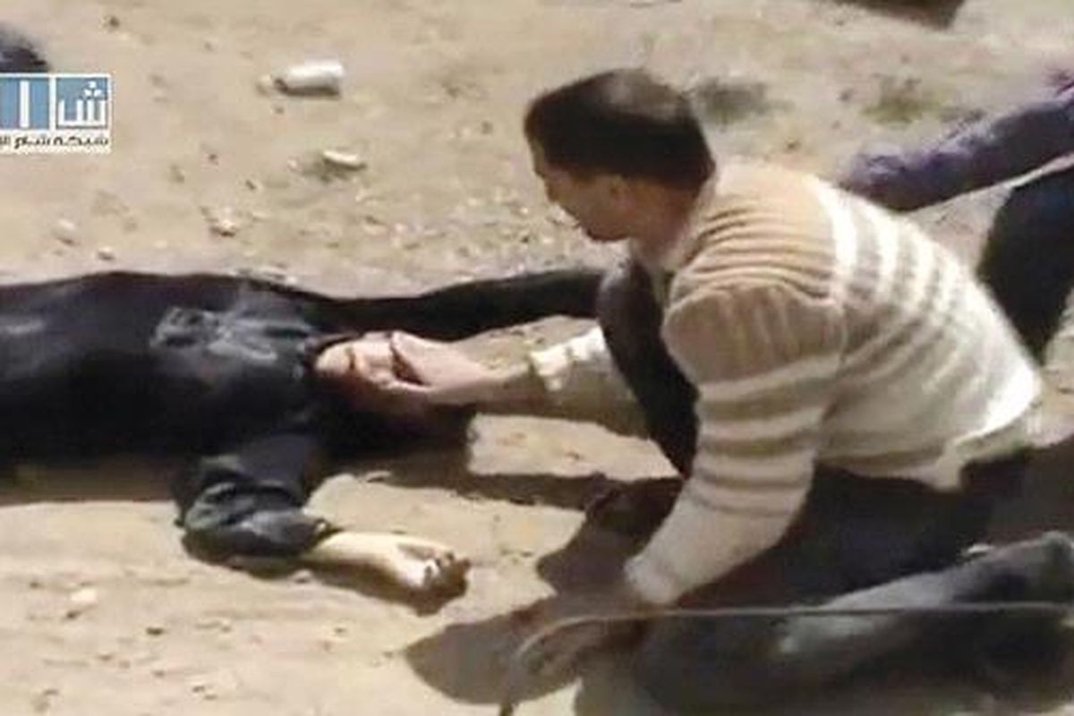 Video amatir, yang diambil pada 24 April  2011 dan diunggah SHAAM News Network lewat situs Youtube pada Kamis (12/5), ini memperlihatkan dua pria (seorang tak terlihat) menarik seorang perempuan ke tempat yang aman di Daraa, Suriah. Beberapa pria di Daraa berjuang menarik dua orang ke tempat aman untuk menghindari tembakan penembak jitu. Menurut informasi yang menyertai video itu, kedua orang itu adalah seorang ibu dan putranya yang sedang dalam perjalanan ke rumah sakit ketika mereka ditembaki oleh penembak jitu. Sang anak bercucuran darah di dekat motor yang  terguling, sedangkan ibunya terbaring di jalan di tempat terbuka.