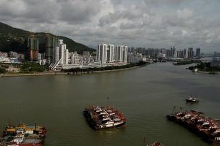 Kapal-kapal terlihat di sungai Kota Makau dengan latar belakang Kota Zhu Hai, China, Minggu (13/5/2012). Macau mengembangkan berbagai industri seperti tekstil, elektronik dan mainan, serta menciptakan industri pariwisata kelas dunia dengan pilihan luas untuk hotel, resor, fasilitas olahraga, restoran dan kasino. 