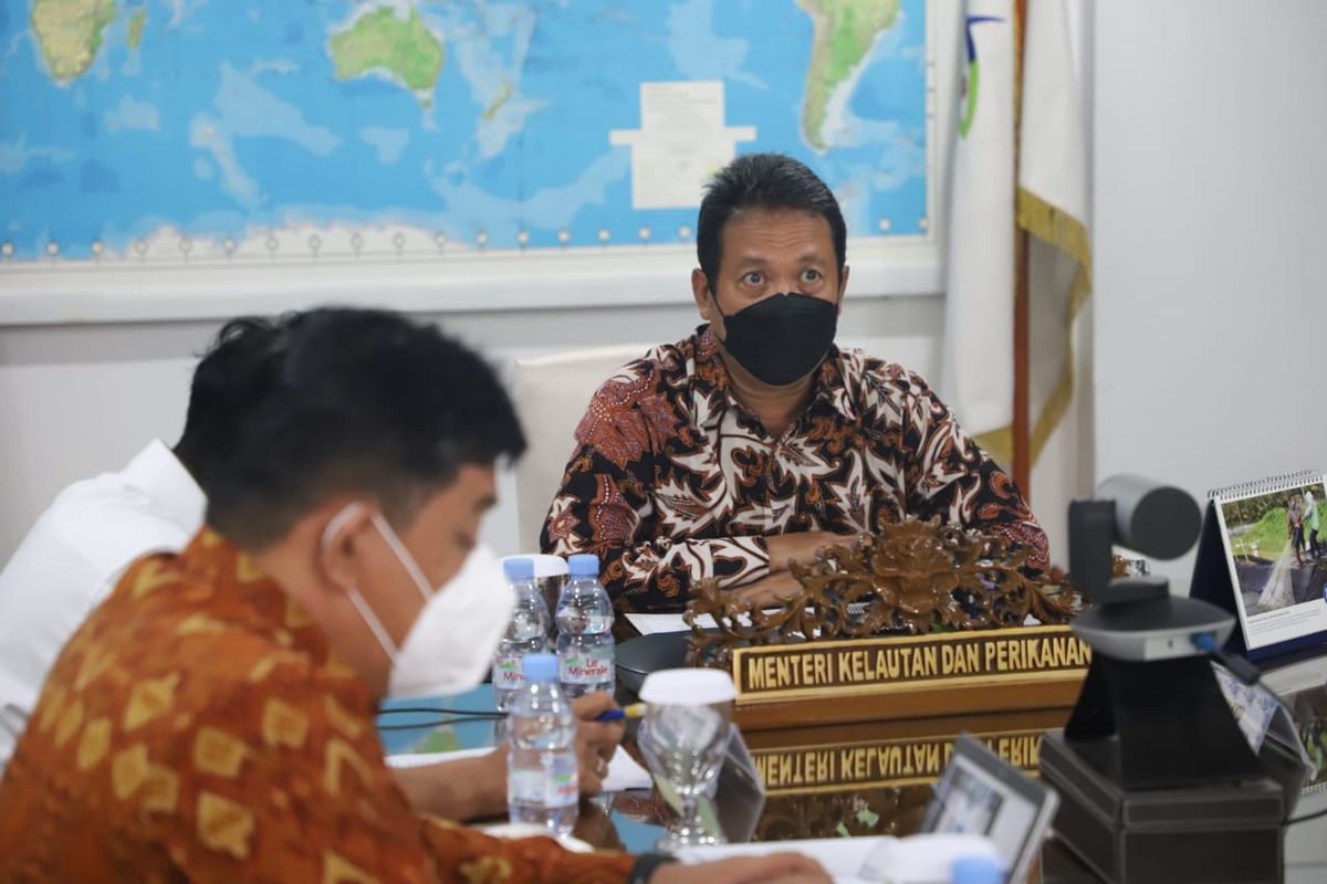 Menteri Kelautan dan Perikanan (KP) Sakti Wahyu Trenggono mengajak pemerintah Vietnam untuk bekerja sama memberantas jual beli ilegal benih bening lobster (BBL).