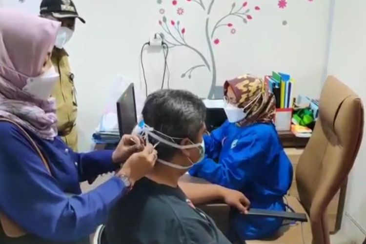 Puskesmas Ciracas, Jakarta Timur, menggelar vaksinasi Covid-19 bagi orang dengan gangguan jiwa (ODGJ) dan pendampingnya, Selasa (12/10/2021).