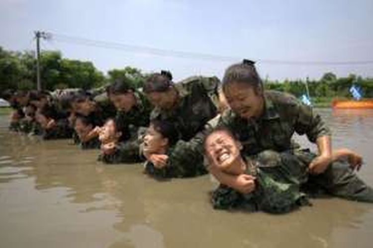 Para pramugari sebuah maskapai penerbangan di China mendapat latihan keras ala militer sebelum bertugas melayani penumpang.