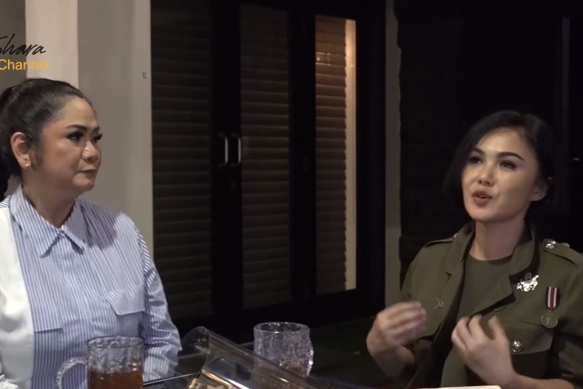 Yuni Shara berbincang dengan Vina Panduwinata. (Bidikan layar YouTube Yuni Shara). 