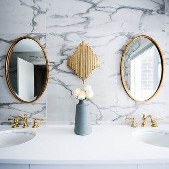 Ilustrasi wastafel kamar mandi, Ilustrasu cermin metalik di kamar mandi. 