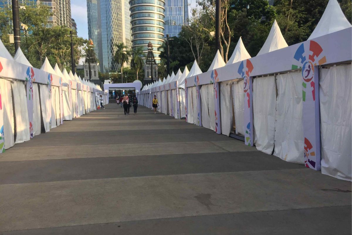 Puluhan booth tenant di kawasan Gelora Bung Karno, Senayan, Jakarta Pusat tampak kosong. Pantauan Kompas.com, Minggu (7/10/2018), salah satu lokasi dengan booth yang kosong berada di  Zona Energi. Tampak lebih dari 40 tenda berwarna putih yang berada di Pintu 6 GBK ini masih kosong. Hanya belasan tenant saja yang sudah mengisi booth tersebut. Kosongnya tenant membuat kawasan itu terlihat sepi. 