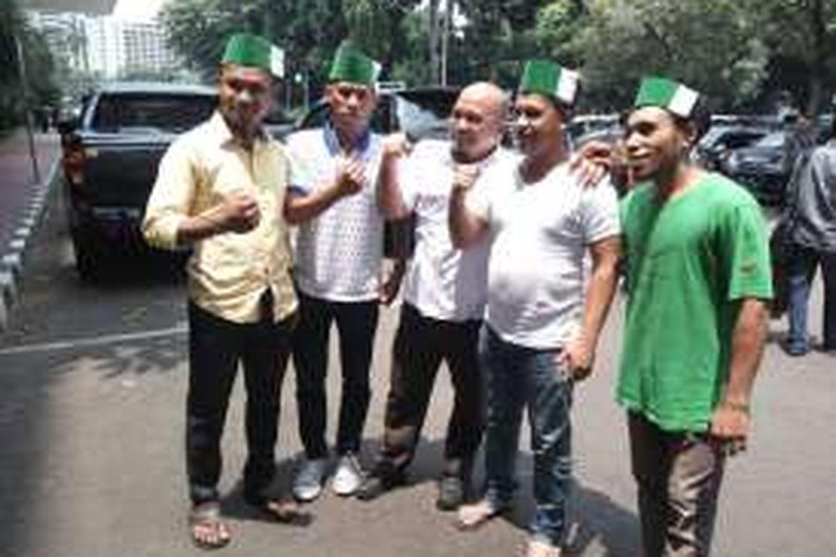 Anggota Himpunan Mahasiswa Islam (yang memakai topi) dibebaskan dari tahanan setelah penahanan mereka ditangguhkan, Kamis (17/11/2016).