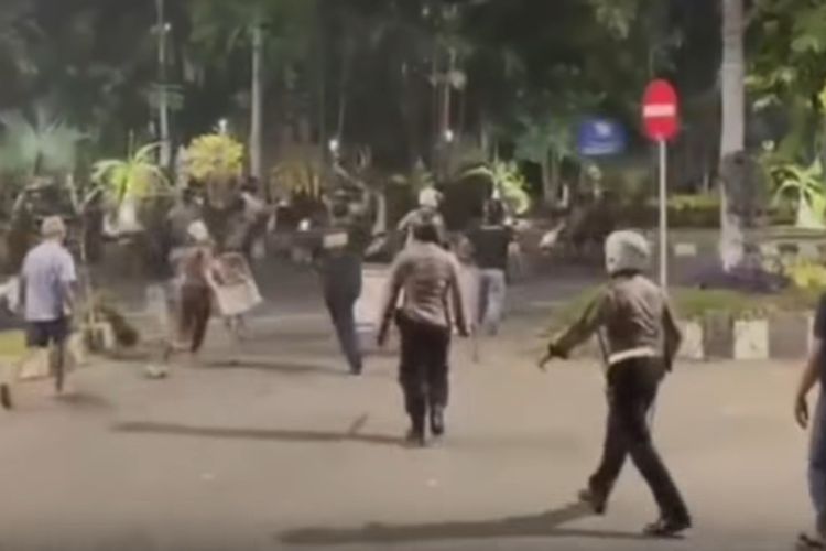 Warga Wonokromo, Surabaya, saat menjaga fasilitas umum di wilayahnya, Minggu (31/8/2025).