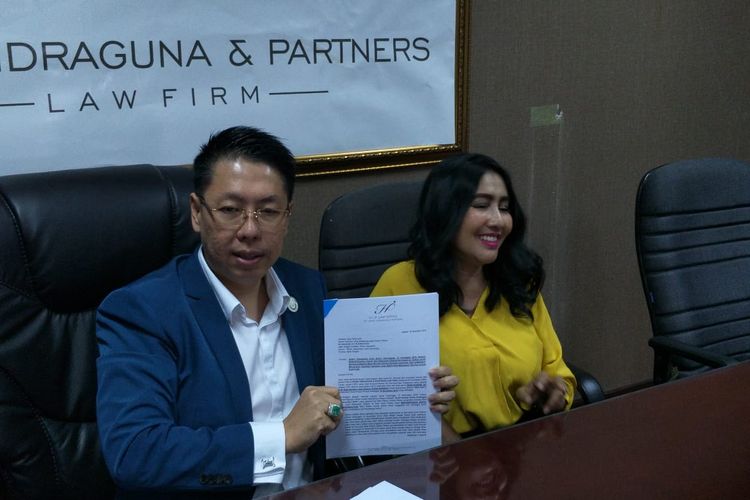 Pedangdut Tessa Mariska didampingi kuasa hukumnya Henry Indraguna di kawasan Permata Hijau, Kebayoran Lama, Jakarta Selatan, Senin (18/11/2019).