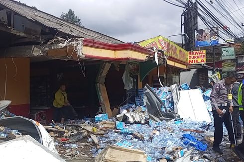 Sedang Makan Bakso, Ibu dan Anak Selamat Saat Kecelakaan Beruntun di Puncak Bogor