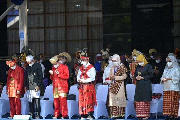 Para peserta mengenakan pakaian adat untuk mengikuti upacara peringatan Hardiknas 2022.