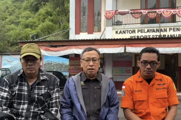 Kepala BBTNBTS Rudijanta Tjahja Nugraha memberikan keterangan pers perkembangan evakuasi pendaki dari Ranukumbolo pada Kamis (20/11/2025). Para pendaki sempat tertahan akibat erupsi Gunung Semeru pada Rabu (19/11).
