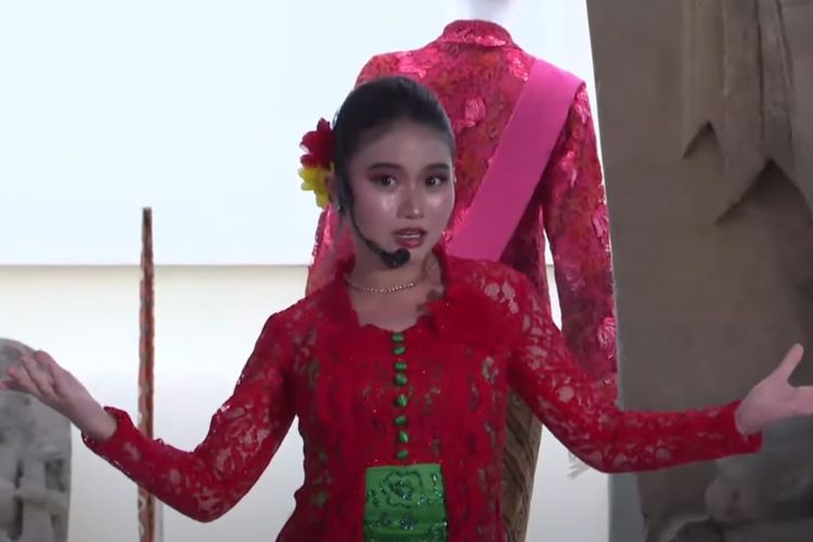 Seniman muda Jessica Purboyo yang membacakan monolog tentang perempuan berkebaya dalam acara Kebaya Bercerita di Taman Arca, Museum Nasional Indonesia, Jakarta Pusat, Rabu (13/8/2025).