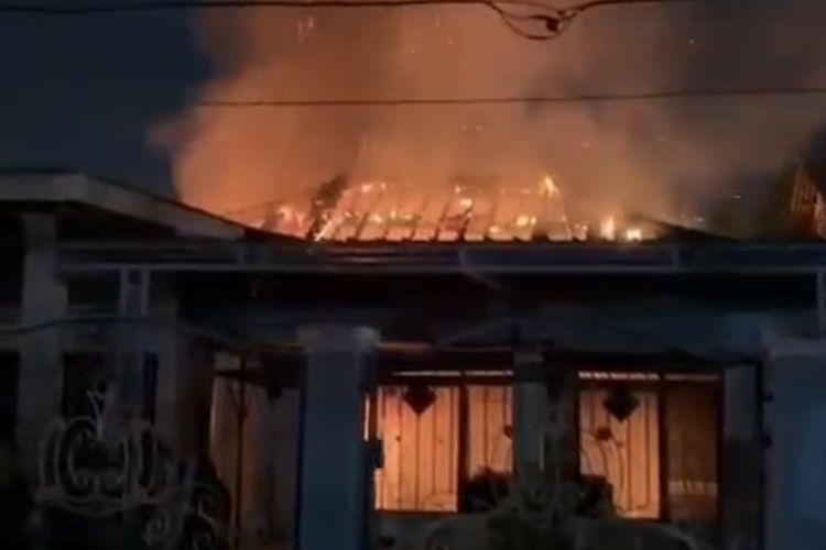 Rumah Warga Pamekasan Terbakar, ODGJ Sempat Terkunci di Dalam
