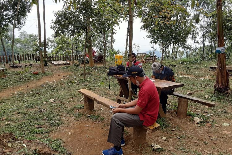 Pengunjung di kedai kopi Pucu'e Kendal. KOMPAS.COM/SLAMET PRIYATIN