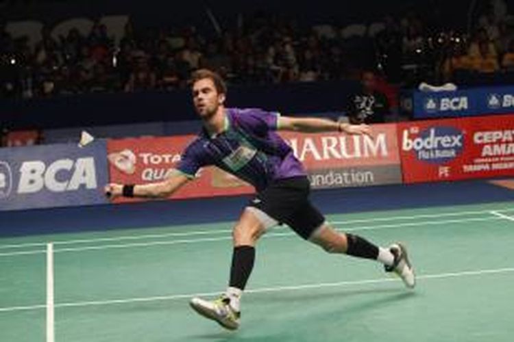 Pebulu tangkis tunggal putra Denmark, Jan O Jorgensen, mengembalikan kok pemain Jepang, Kento Momota, pada laga final BCA Indonesia Open Superseries Premier 2015 di Istora Senayan, Jakarta, Minggu (7/6/2015).