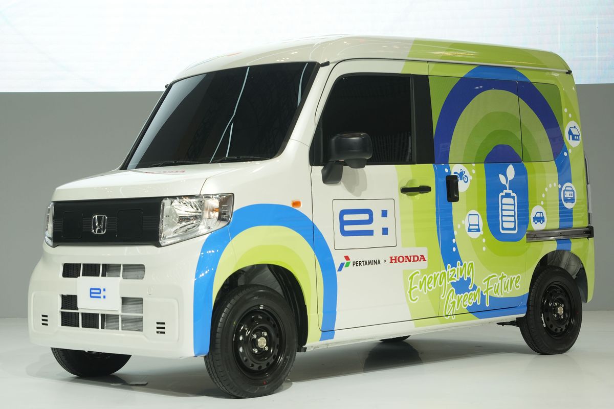 Honda dan Pertamina melakukan riset bersama dengan menggunakan mobil listrik N-Van EV Prototype.