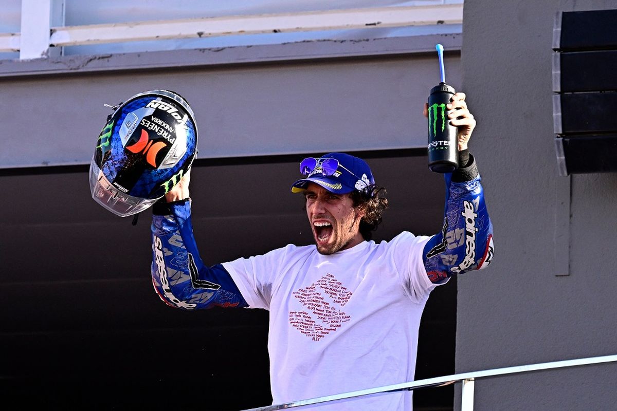 Pebalap asal Spanyol Alex Rins merayakan kemenangan pada balapan terakhir bersama Suzuki Ecstar. Balapan terakhir Alex Rins bersama Suzuki Ecstar jatuh pada MotoGP Valencia 2022 yang berlangsung di Sirkuit Ricardo Tormo, Minggu (6/11/2022) malam WIB.