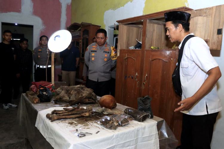 Kapolres Blitar Kota AKBP Danang Setiyo PS memberikan keterangan terkait temuan tengkorak dan tulang belulang terkubur di lantai rumah di Desa Bacem, Kecamatan Ponggok, Kabupaten Blitar, Selasa (21/11/2023)