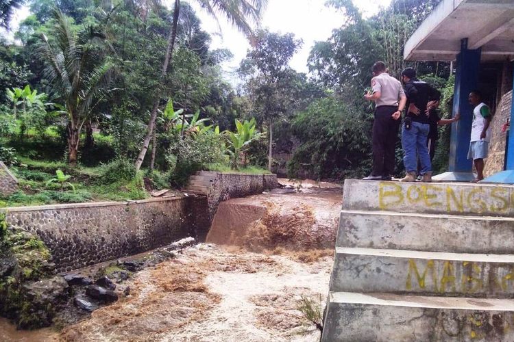 Lokasi pasangan suami istri di Kabupaten Cianjur, Jawa Barat, yang hanyut terseret arus sungai, Selasa (7/4/2020) petang.