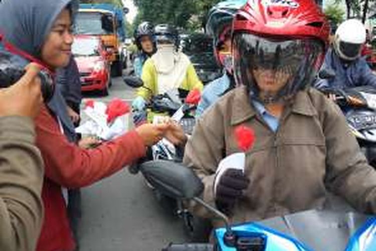 Aktifis@membagi.bagikan.bunga.toleransi.kepada.pengguna.jalan.di.Surabaya,.Kamis.(17/11/2016)