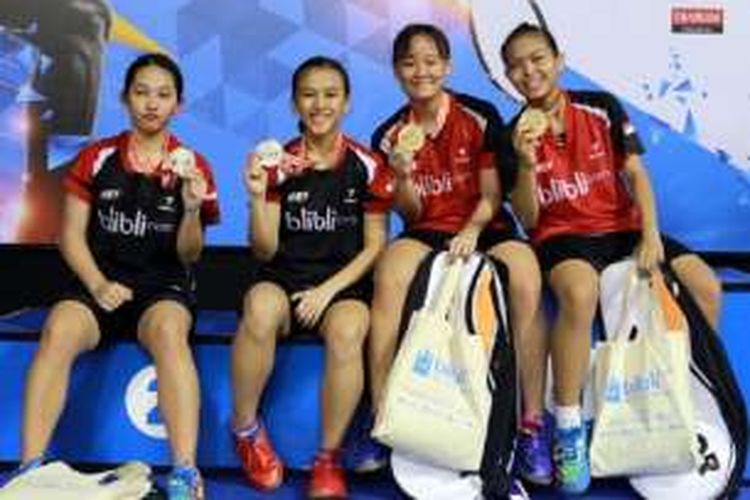 Agatha Imanuela/Siti Fadia Silva Ramadhanti (kanan) meraih juara pada nomor ganda putri kategori U-17 pada ajang Blibli.com Badminton Asia U-17 & U-15 Junior Championship 2016.