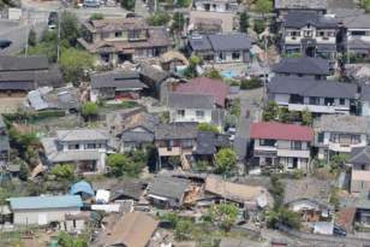 Foto diambil dari udara menunjukkan rumah-rumah yang hancur di Kota Mashiki, prefektur Kumamoto, Jumat (15/4/2016). Gempa 6,5 SR telah mengguncang Jepang bagian selatan, Kamis malam. Sedikitnya 9 orang tewas dan ratusan lainnya luka-luka.