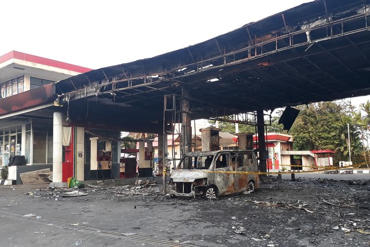 Kondisi Pom bensin di Jalan Pagelarang, Kelurahan Setu, Kecamatan Cipayung, Jakarta Timur, yang terbakar, Jumat (11/10/2019).