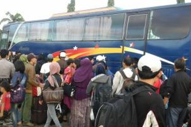 Para pemudik berebut menaiki bus di Terminal Pelabuhan Bakauheni, Lampung Selatan, Sabtu (26/7/2014).