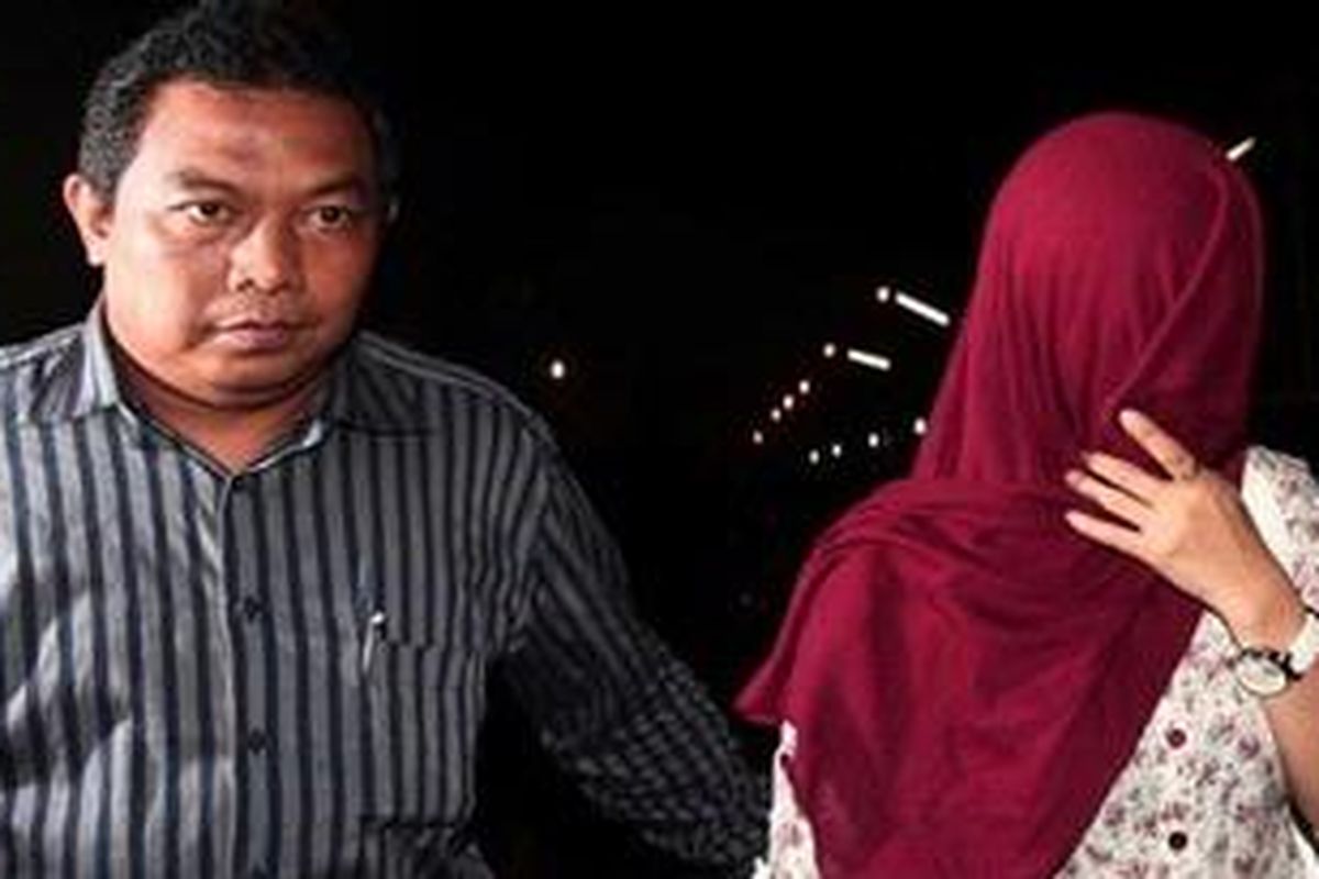 Milana Anggraini ditemani Nur Widiatmoko, pengacara Gayus, saat akan menjenguk Gayus Tambunan di Rutan Cipinang, Senin (22/11) malam. Kedatangannya ditolak karena di luar jam besuk.