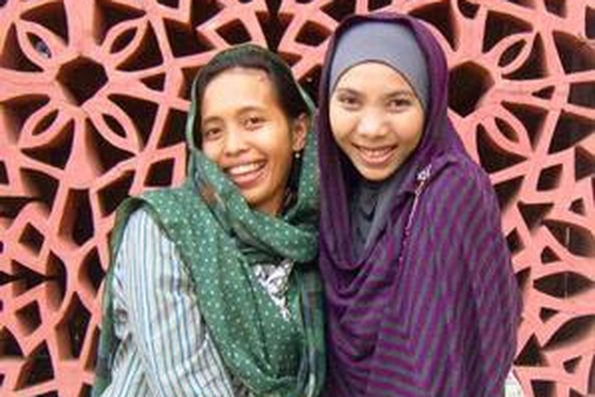 Dessy Artha,31,kiri, dan Muri Handayani, 27, memasarkan jilbab ninja produksi konveksi dan industri rumahan di Bandung Utara, Jawa Barat, melalui agen dan distribusi online. Dalam dua bulan omzet bisnis online ini mencapai Rp 55 juta.