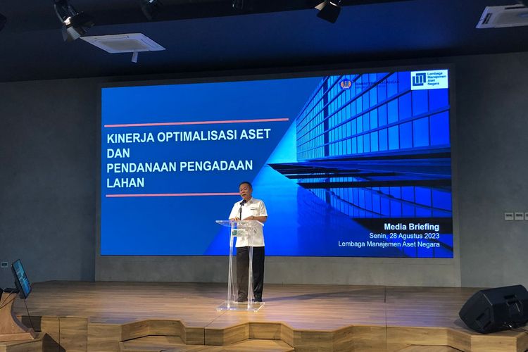 Direktur Utama Lembaga Manajemen Aset Negara (LMAN) Basuki Purwadi memaparkan kinerja optimalisasi aset dan pendangen pengadaan Lahan LMAN, di Jakarta, Senin (28/8/2023).
