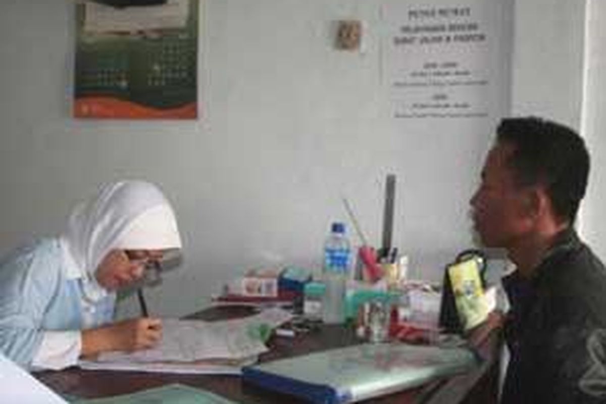 Aktifitas pendaftaran tenaga kerja ke luar negeri terlihat di kantor Asosiasi Pelaksana Penempatan Tenaga Kerja Indonesia Swasta (PPTKIS) Kabupaten Brebes, Senin (7/4). Rata-rata setiap bulan, sekitar 300 hingga 500 TKI diberangkatkan dari Brebes ke luar negeri.