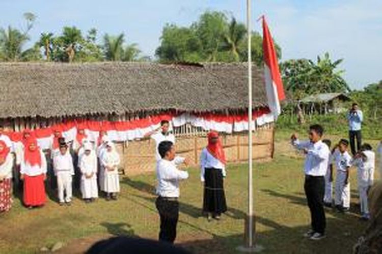Upacara di  Madrasah Ibtidaiyah Swasta (MIS), di Desa Abeuk Reuleng, Kecamatan Sawang, Kabupaten Aceh Utara yang diikuti murid SD dan Taman Kanak-Kanak, Senin (17/8/2015) kemarin. 