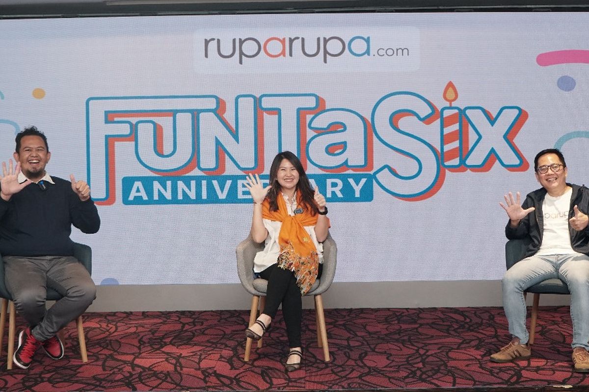 ki-ka; Maulana Christanto, Chief Experience and Analytics Ruparupa.com, Teresa Wibowo Chief Executive Officer Ruparupa.com, Budiono Darmawan Chief Marketing Officer Ruparupa.com dalam acara perayaan ulang tahun ke enam Rupa-rupa.com