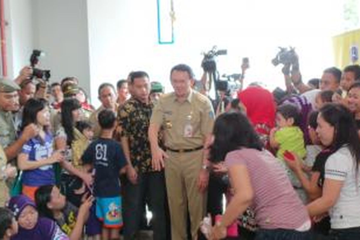 Gubernur DKI Jakarta Basuki Tjahaja Purnama (tengah) bersama anak-anak dan ibu-ibu, di Rusunawa Tambora, Jakarta Barat, Selasa (24/2/2015).