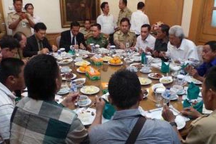 Gubernur DKI Jakarta Joko Widodo makan siang bersama perwakilan warga Waduk Pluit Jakarta Utara.