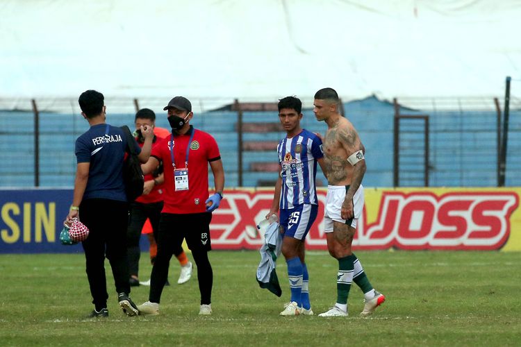 Pemain asing Persikabo 1973 Ciro Alves memberi jersey kepada pemain Persiraja Banda Aceh Ramdhan seusai pertandingan pekan 16 Liga 1 2021-2022 yang berakhir dengan skor 5-0 di Stadion Sultan Agung Bantul, Kamis (9/12/2021) sore.