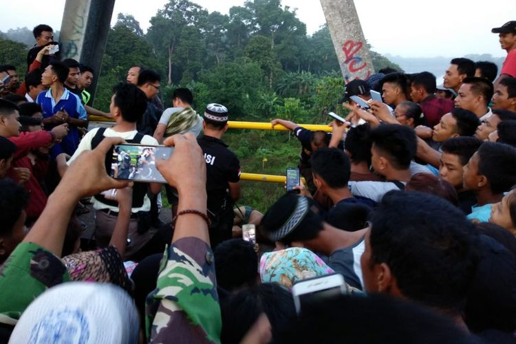 korban Aji sopir taksi online ditemukan tewas tergantung di jembatan Bruge, kabupaten Musi Banyuasin, Sumatera Selatan
