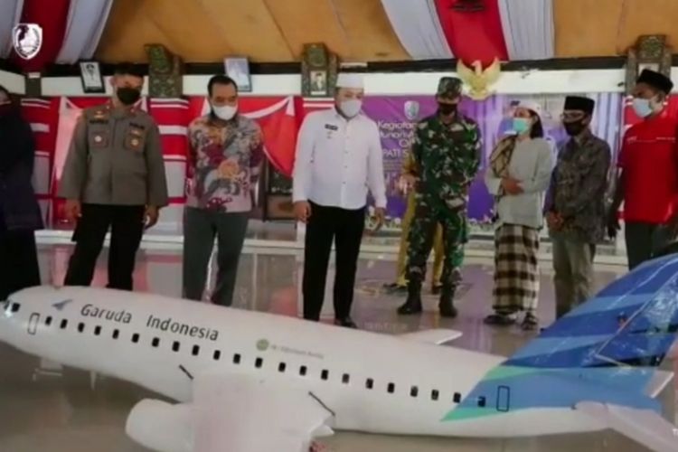 Bupati Sampang Slamet Junaidi melihat langsung miniatur pesawat rakitan Agus Humaidi di pendapa Trunojoyo Sampang. Miniatur pesawat itu dibuat dengan cara belajar otodidak.