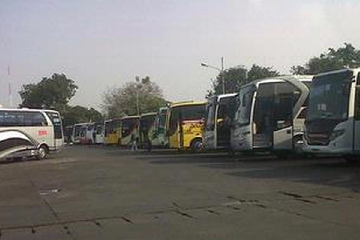 Ilustrasi: Sejumlah bus yang sedang parkir di Terminal Pulogadung, Selasa (24/7/2012). Dari pantauan di terminal tersebut suasana penumpang masih normal, belum terdapat lonjakan penumpang.