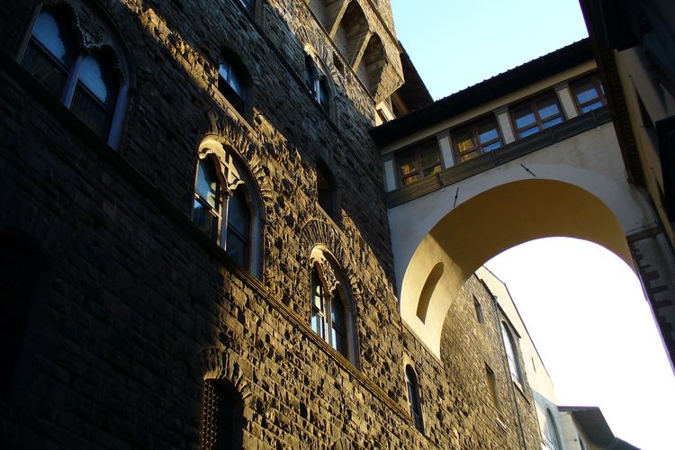 Ilustrasi salah satu sisi Koridor Vasari atau Vasari Corridor di Florence, Italia.